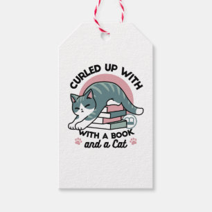 Mit einem Buch und einer Katze aufgerollt - Gemütl Geschenkanhänger