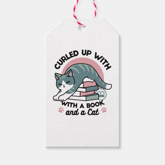 Mit einem Buch und einer Katze aufgerollt - Gemütl Geschenkanhänger (Vorderseite)