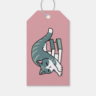 Mit einem Buch und einer Katze aufgerollt - Gemütl Geschenkanhänger