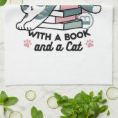 Mit einem Buch und einer Katze aufgerollt - Gemütl Geschirrtuch (Gefaltet)