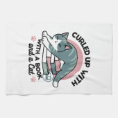 Mit einem Buch und einer Katze aufgerollt - Gemütl Geschirrtuch (Horizontal)