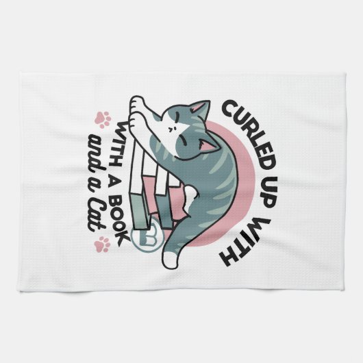 Mit einem Buch und einer Katze aufgerollt - Gemütl Geschirrtuch (Horizontal)