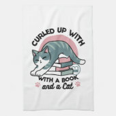 Mit einem Buch und einer Katze aufgerollt - Gemütl Geschirrtuch (Vertikal)