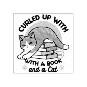 Mit einem Buch und einer Katze aufgerollt - Gemütl Gummistempel (Prägung)