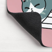 Mit einem Buch und einer Katze aufgerollt - Gemütl Mousepad (Ecke)