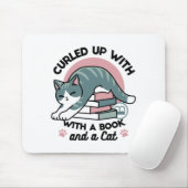 Mit einem Buch und einer Katze aufgerollt - Gemütl Mousepad (Mit Mouse)