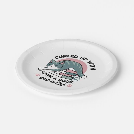 Mit einem Buch und einer Katze aufgerollt - Gemütl Pappteller (Schrägansicht)