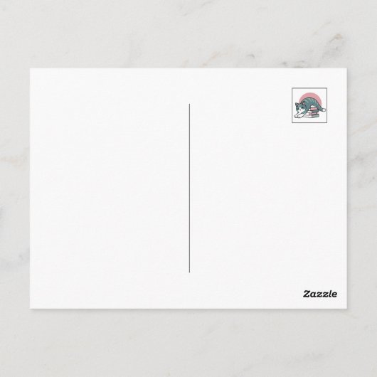 Mit einem Buch und einer Katze aufgerollt - Gemütl Postkarte (Rückseite)