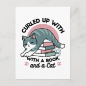 Mit einem Buch und einer Katze aufgerollt - Gemütl Postkarte (Vorderseite)