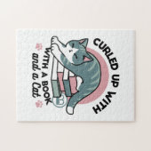 Mit einem Buch und einer Katze aufgerollt - Gemütl Puzzle (Horizontal)