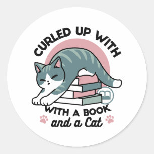 Mit einem Buch und einer Katze aufgerollt - Gemütl Runder Aufkleber