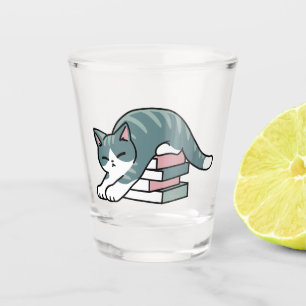 Mit einem Buch und einer Katze aufgerollt - Gemütl Schnapsglas
