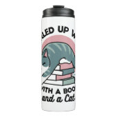 Mit einem Buch und einer Katze aufgerollt - Gemütl Thermosbecher (Vorderseite)