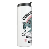 Mit einem Buch und einer Katze aufgerollt - Gemütl Thermosbecher (Nach links gedreht)