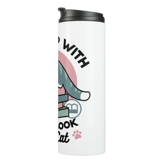 Mit einem Buch und einer Katze aufgerollt - Gemütl Thermosbecher (Nach rechts gedreht)