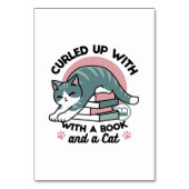 Mit einem Buch und einer Katze aufgerollt - Gemütl Tischnummer (Vorderseite)