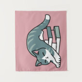 Mit einem Buch und einer Katze aufgerollt - Gemütl Wandteppich (Vorderseite)