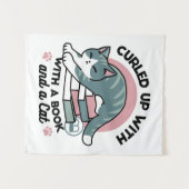 Mit einem Buch und einer Katze aufgerollt - Gemütl Wandteppich (Vorderseite (Horizontal))