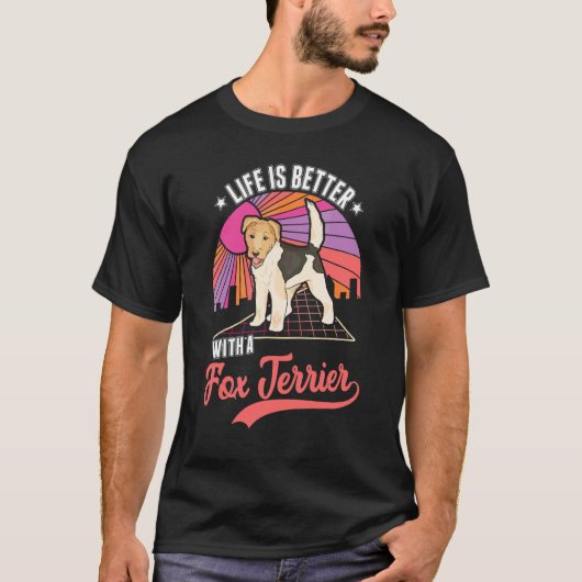 Mit einem Fox Terrier T-Shirt (Vorderseite)