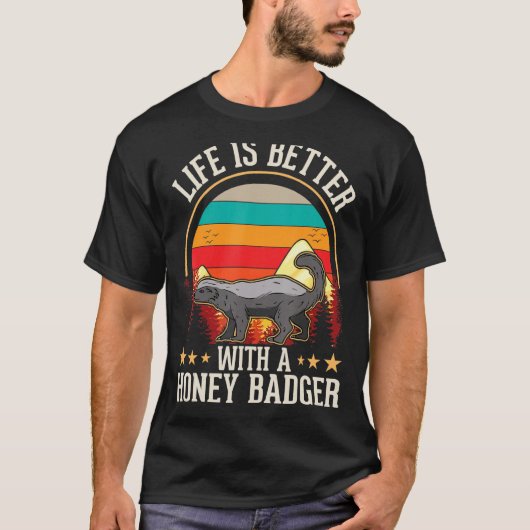 mit einem Honey Badger T-Shirt (Vorderseite)