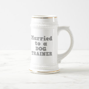 MIT EINEM HUNDETRAINER VERHEIRATET BIERGLAS