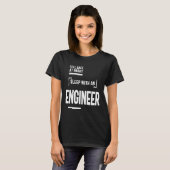 Mit einem Ingenieur beim Nachtschlafen sicher fühl T-Shirt (Vorne ganz)