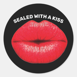 MIT EINEM KISS ROTEN LIPS-STICKER VERSEELT RUNDER AUFKLEBER