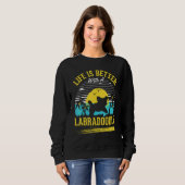 Mit einem Labradoodle Sweatshirt (Vorne ganz)