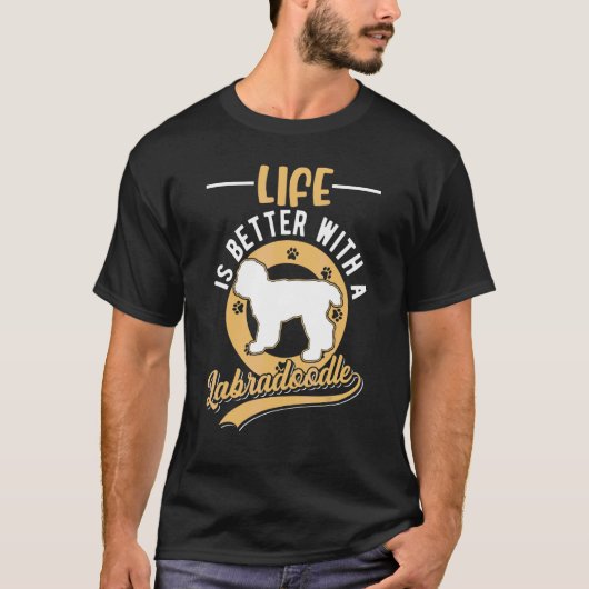 Mit einem Labradoodle T-Shirt (Vorderseite)