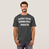 Mit einem merkwürdigen Oma-Builder-Zeichen T-Shirt (Vorne ganz)