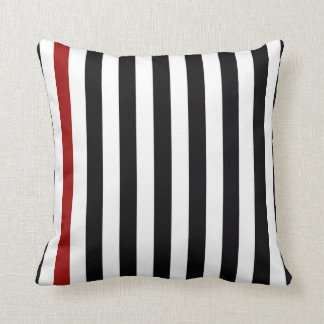 mit einem roten Streifen Kissen