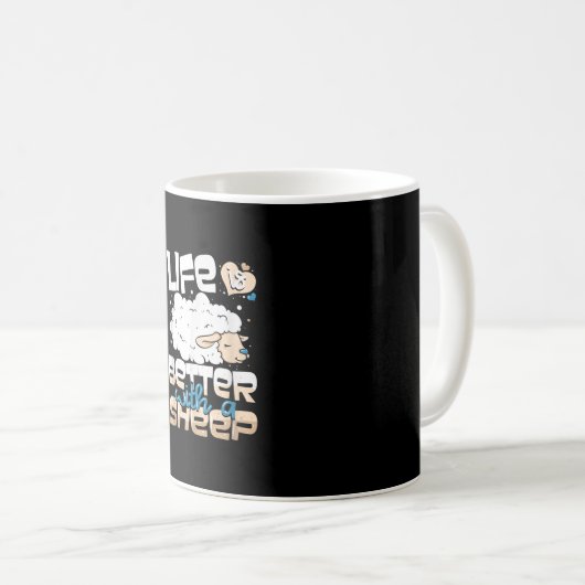 Mit einem Schaf ist das Leben besser. | Geschenk v Kaffeetasse (VorderseiteRechts)