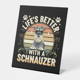Mit einem Schnauzer Retro Hund Lover ist das Leben Sockelschild