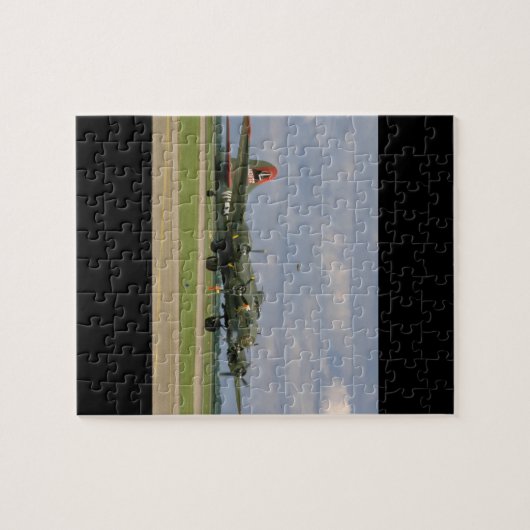 Mit einem Taxi fahrendes B17, rechte Front_WWII Puzzle (Horizontal)