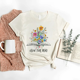 Mit einer Boho-Wildblume und einem Buch den Geist  T-Shirt