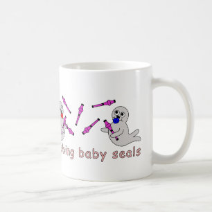 Mit einer Keule schlagen des Baby-Siegels Kaffeetasse