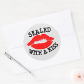 MIT EINER KISSE VERSEHEN, ROTE LIPS-STICKER RUNDER AUFKLEBER (Umschlag)