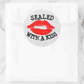 MIT EINER KISSE VERSEHEN, ROTE LIPS-STICKER RUNDER AUFKLEBER (Tasche)