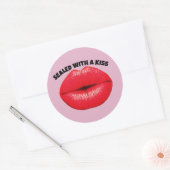 MIT EINER KISSE VERSEHEN, ROTE LIPS-STICKER RUNDER AUFKLEBER (Umschlag)