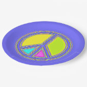 Mit Farben ausgefülltes FRIEDENSzeichen 1 Pappteller (Schrägansicht)