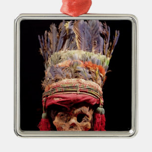 Mit Federn versehener Kopfschmuck auf einem Ornament Aus Metall