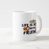 Mit FRIENDS™ Chibi Kunst ist das Leben besser Jumbo-Tasse (Vorderseite Rechts)