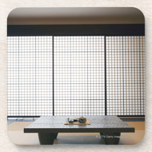 mit hölzerner Tabelle und modernem Art tatami: Untersetzer