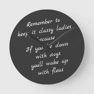 Mit Hunden ins Bett gehen, mit Flöhen aufwachen Runde Wanduhr