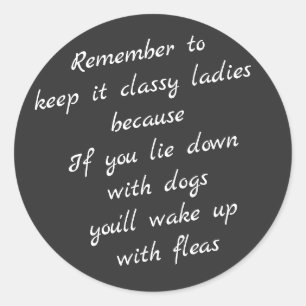 Mit Hunden ins Bett gehen, mit Flöhen aufwachen Runder Aufkleber