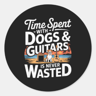 Mit Hunden und Gitarren verbrachte Zeit ist nie ve Runder Aufkleber
