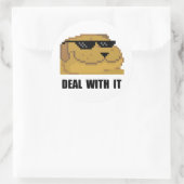 Mit ihm umgehen runder aufkleber (Tasche)