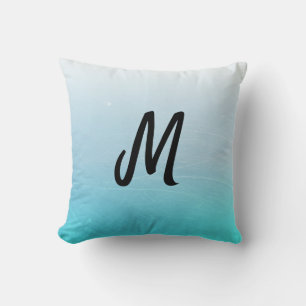Mit Initialen verziertes Kissen mit Aqua-Blau-Grad