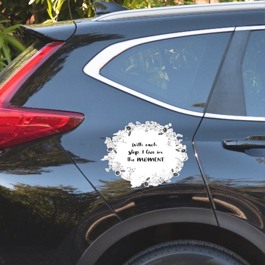 Mit jedem Schritt lebe ich im Augenblick - Achtsam Aufkleber (Auto Seite)