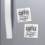 Mit Kaffee ist alles möglich Magnet<br><div class="desc">Stellen Sie sich dem Tag mit einer Tasse Joe und dieser niedlichen Erinnerung,  dass mit Kaffee,  alles möglich ist. Magnet zeigt das Zitat in schwarz-weiß gemischten Typografie-Stilen.</div>